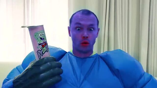 Катя и Макс пробуют чипсы