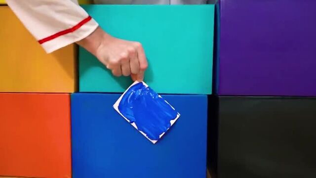 Макс и Катя играют в цвета