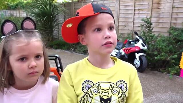 Макс и Катя покупатели у папы в Меджик МакДональдс