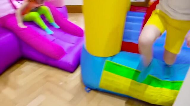 Макс и Катя хотят быть выше и прыгать на батуте