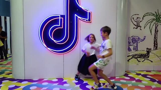 Катя и Макс и их приключения в музее