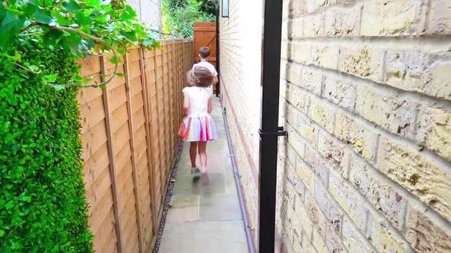 Макс и Катя играют с Привет Сосед