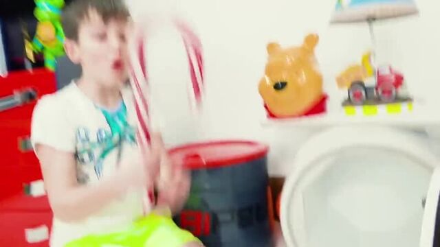 Макс и Катя следят за питанием папы