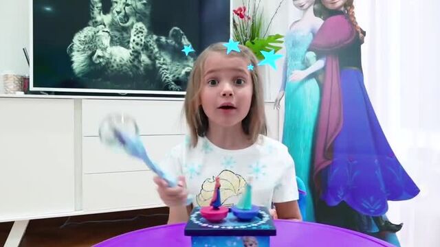 Макс и Катя играют в краски и сюрпризы