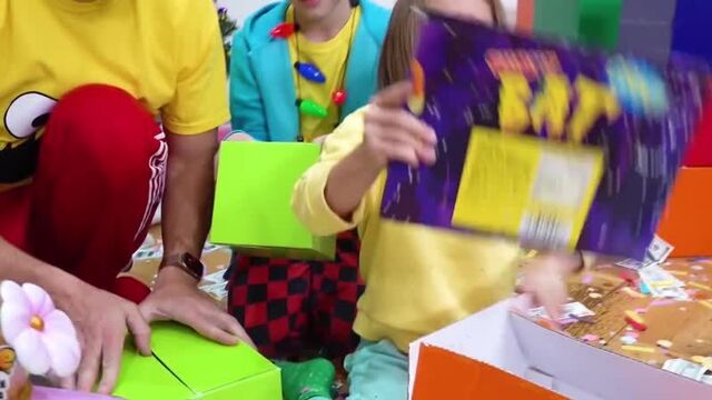 Макс и Катя открыли тайник с игрушками