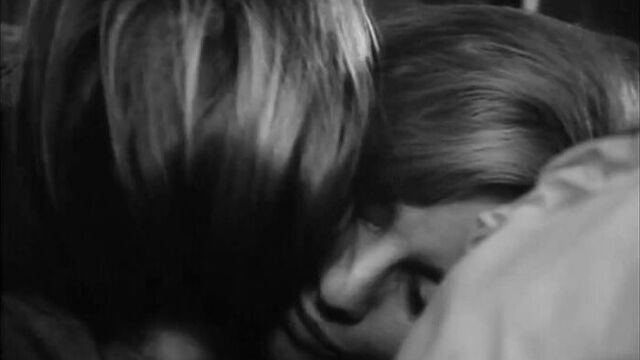 Сын дрочит на маму в художественном фильме (реальный инцест, кончил на мать, увидела как сын дрочит, мама спалила за дрочкой)