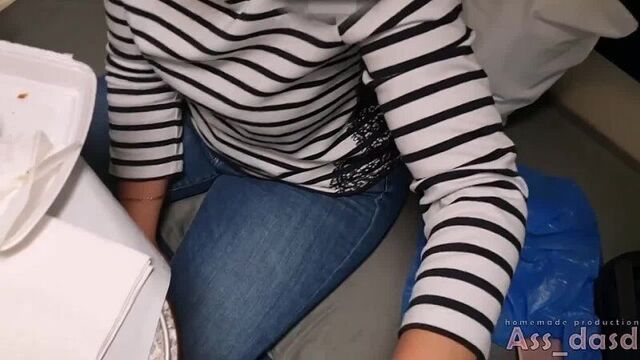 Работяга ехал с вахты домой на поезде. Снял проводницу трахнул ее в рот и пизду раком.