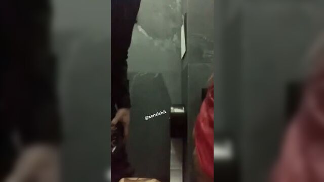 Давалка с Москвы сосет хуй в туалете ночного клуба после корпоратива, минет, за щеку, русское домашнее порно на телефон