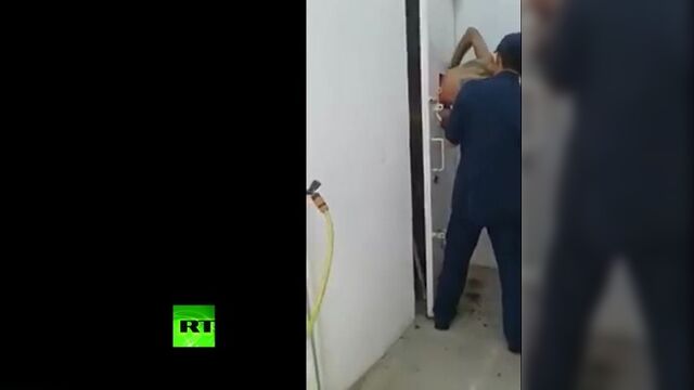 Вор застрял в двери