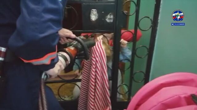 У ребёнка застряла голова в прутьях двери