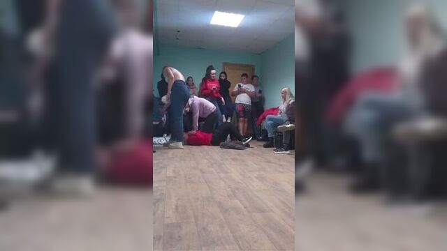 Гей с подругами наезжают на девушку с деревни