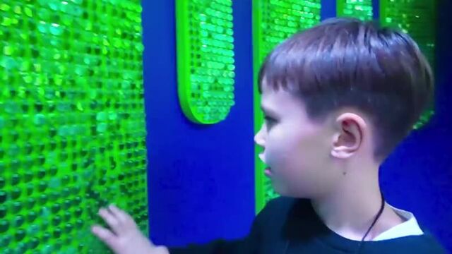 Макс и Катя попали в город Лизунов