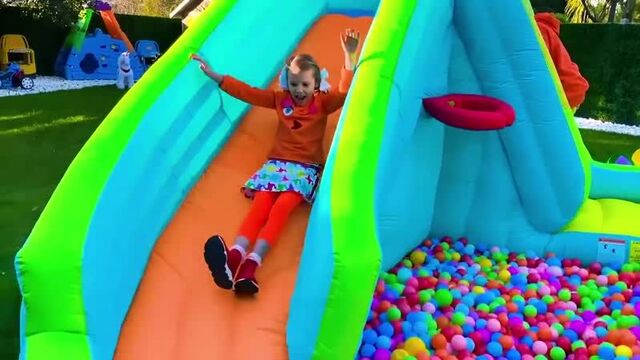 Макс и Катя играют в веселый челлендж