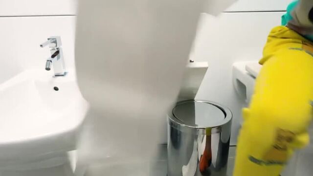 Макс и Катя кушают завтрак и играют с смешным котом