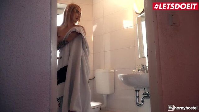 Ошиблась комнатной и случайно попала пиздой на чёрный хуй