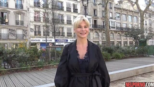 Зрелая блонда повелась на пикап и анально потрахалась с молодым незнакомцем - Порно онлайн