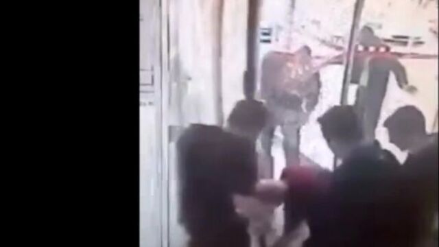 Спасение кота, застрявшего в дверях