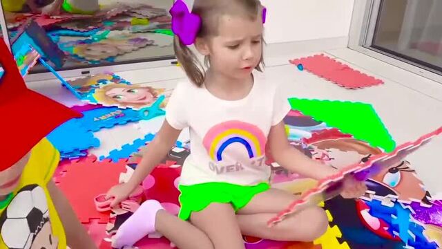 Макс и Катя играют с детскими домиками