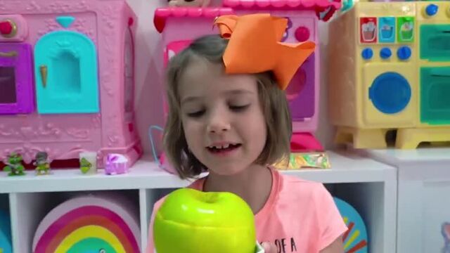 Катя и Макс и их лизуны в фруктах