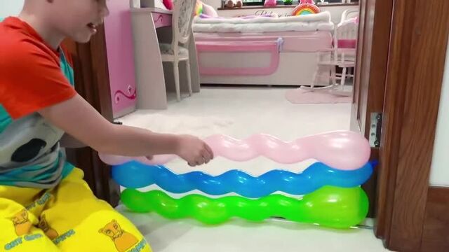 Макс и Катя не делятся шариками со лизуном