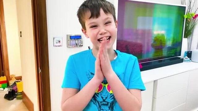 Катя и Макс их активные игры дома