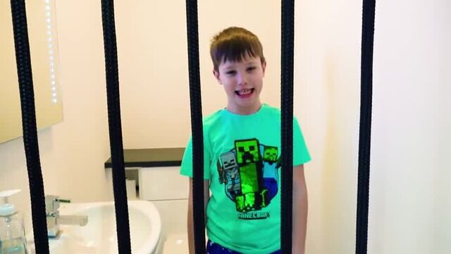 Катя воспитывает Макса и папу