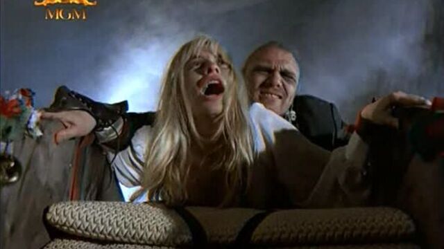 сексуальное насилие и бдсм(изнасилование, rape, бондаж) из фильма: Roller Blade Warriors(Воины крутящегося клинка) - 1989 год