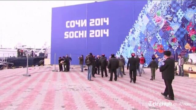 Ряженые казаки избивают девушек Pussy Riot. Мужики...