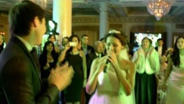 Невеста казашка поет жениху и родным