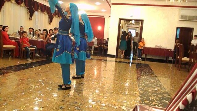 казашки танцуют лезгинку