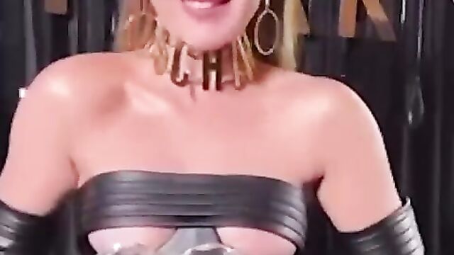 Бузова оголила грудь