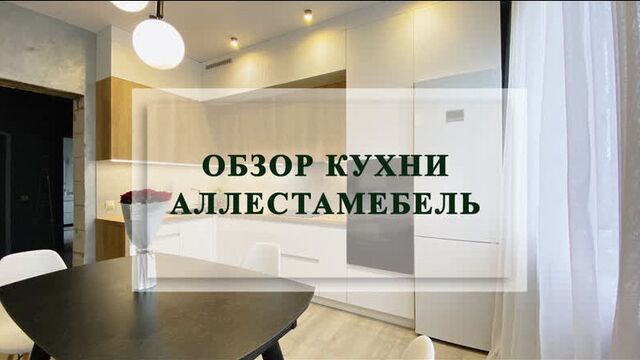 Белая кухня с деревянной столешницей