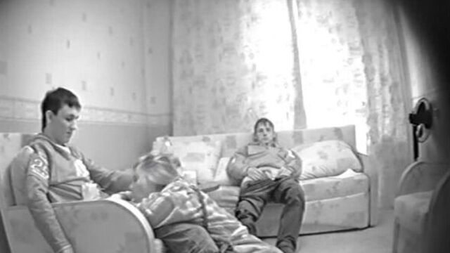 Домашнее частное русское порно на скрытую камеру. Парни заказали шлюху снимают свой секс на скрытую камеру. Групповуха мжм