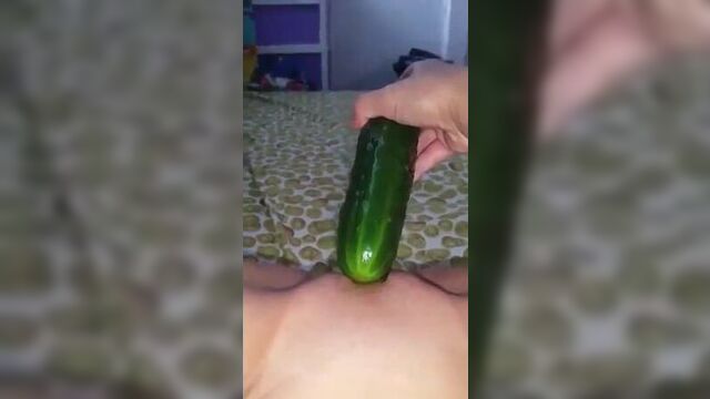 мастурбирует огурцом