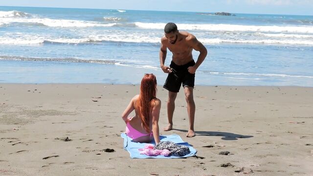 Отъебал телку на пляже после пробежки