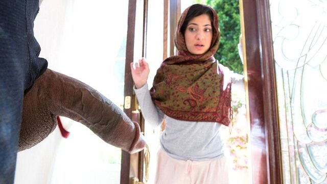 Сучка в хиджабе трахается с негром