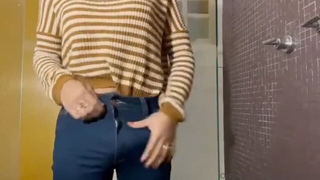 Огромный клитор не влезает в штаны 