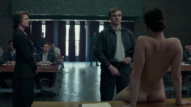 Дженнифер Лоуренс (Jennifer Lawrence) голая в фильме «Красный воробей» (2018)