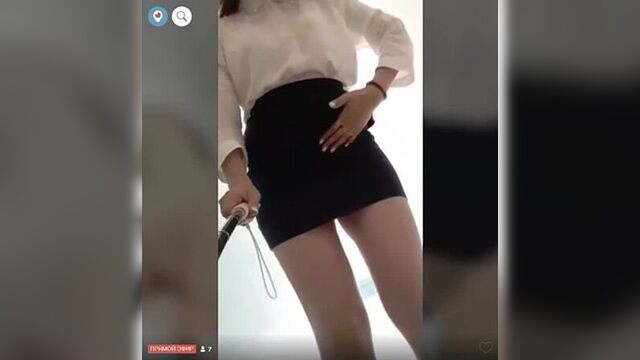 Школьница разделась прямо в подъезде