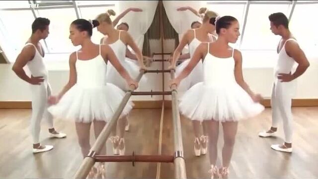 Балерины потрахались с тренером на занятиях секс порно