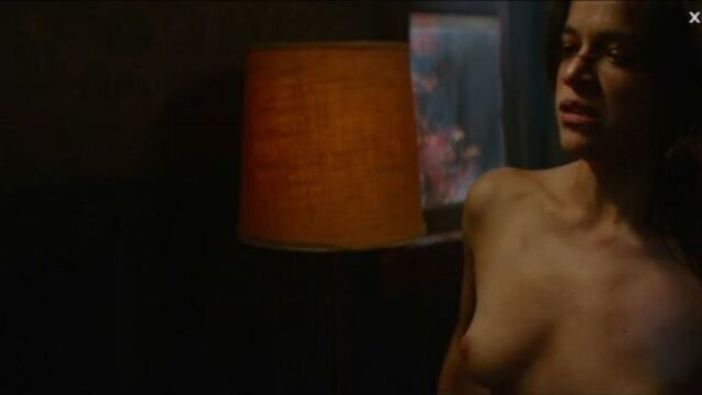 Мишель Родригес рассматривает себя обнаженную в зеркале