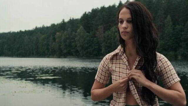 Алисия Викандер (Alicia Vikander) голая в фильме «Королевские драгоценности» (2011)