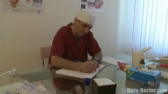 врач гинеколог трахнул свою молодую пациентку