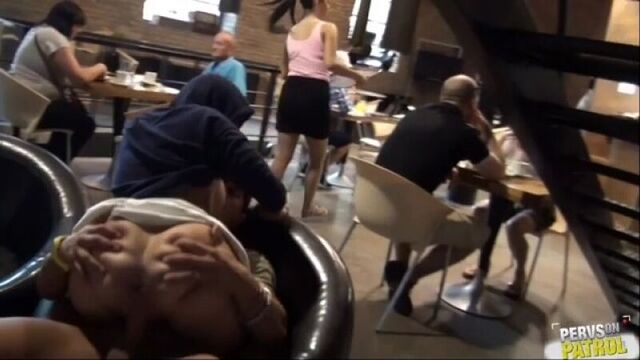 Трахаются в РЕСТОРАНЕ при всех. порно на людях секс эксклюзив