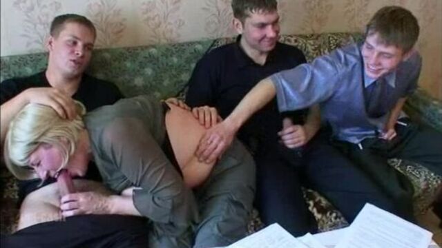 Русское порно. Частное домашнее видео, групповуха, три парня на одну телку