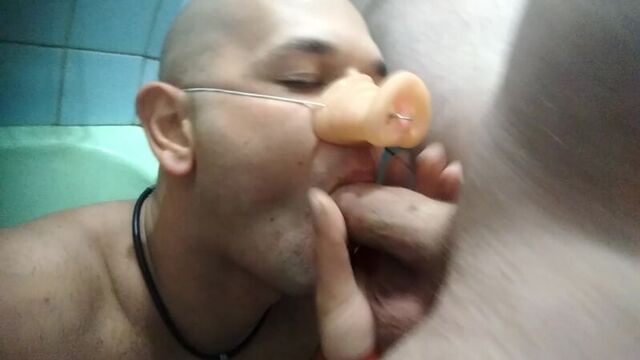 Сосу, пью мочу, маска свиньи