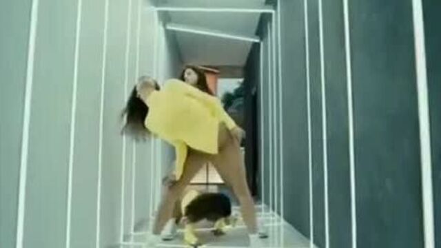 Стройные девушки зажигают