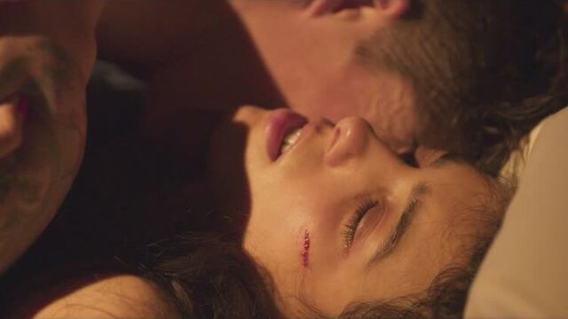 "Влюблённые одиночки, Sex Doll" нежная сцена секса.