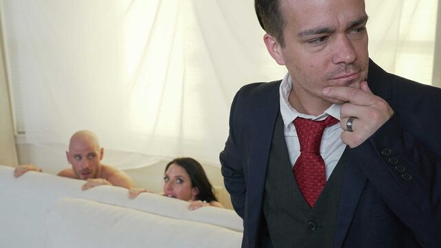 Пышная брюнетка с большими натуральными сиськами изменяет мужу с его коллегой