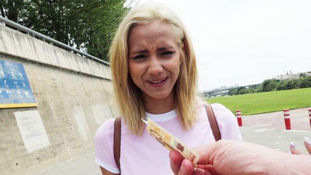 Молодая испанка с красивыми сиськами ублажает незнакомца за деньги